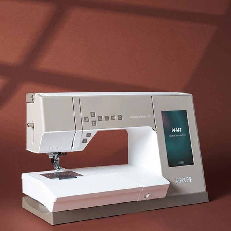 PFAFF Creative Elevate 680 sy- og broderimaskin